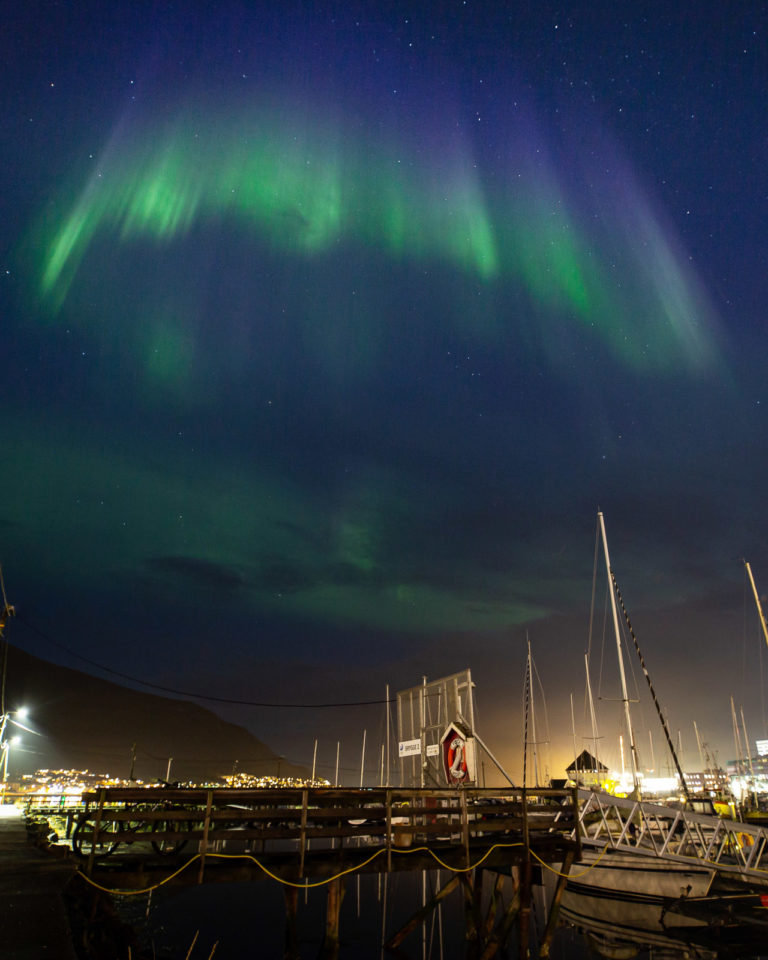 Båtene i Indre havn er en flott forgrunn for nordlysbilder © William Copeland