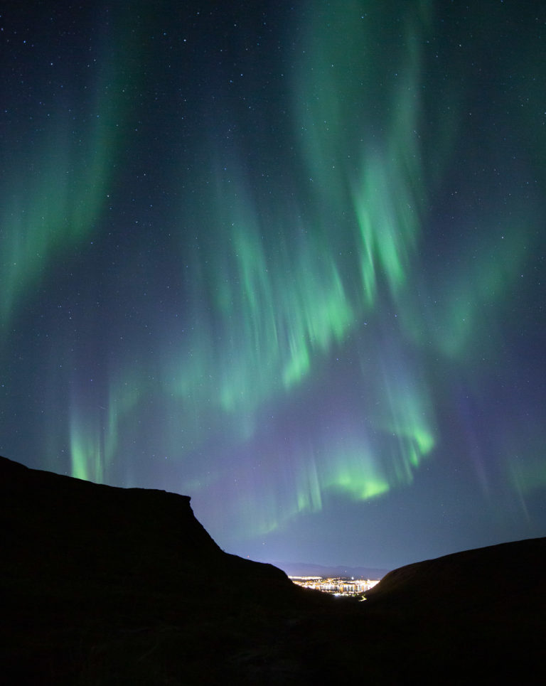 Tilbakeblikk til byen fra innerst i Tromsdalen © William Copeland