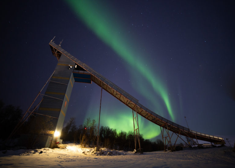 Nordlyset mot den største hoppbakken. Bildet er tatt fra sør mot nord © William Copeland
