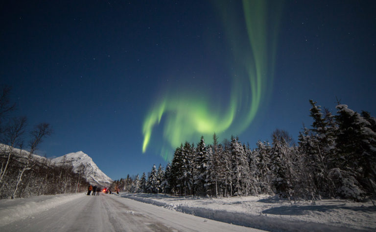 Veien som går forbi Laksvatnet, tatt på nyttårsaften for noen år siden © William Copeland
