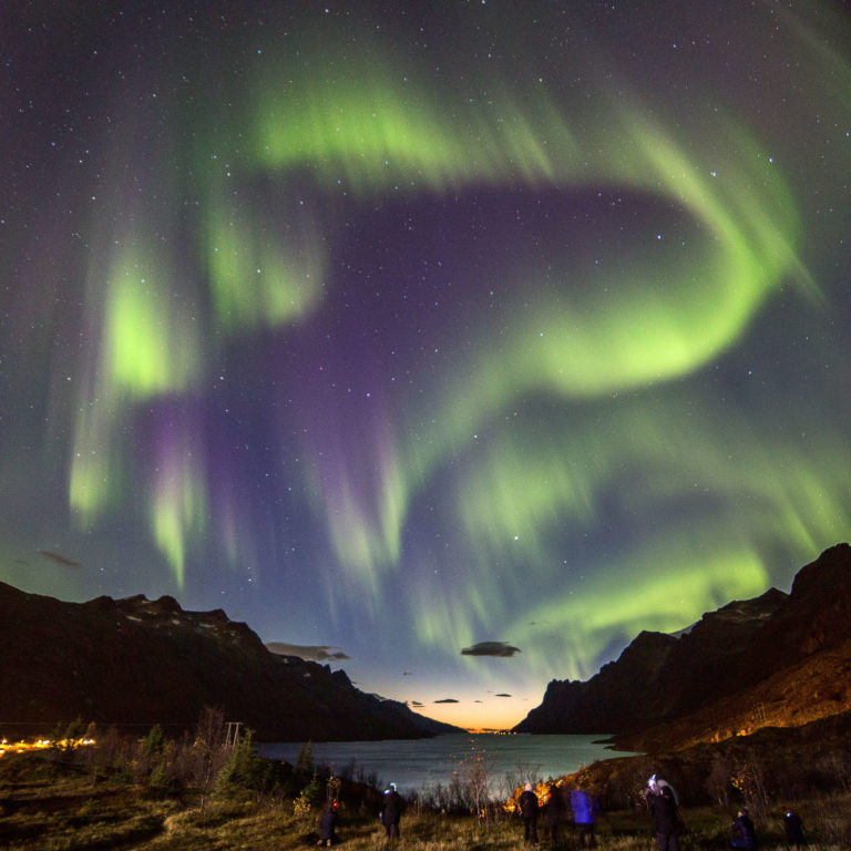 Ersfjordeidet med utsikt mot fjellrekka er en favoritt som er mye besøkt © William Copeland
