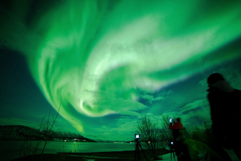 Nordlyset farger Balsfjorden grønn, tatt fra gammelveien © William Copeland