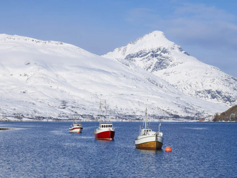 The fjord Kaldfjorden is close to town and is surrounded by popular ski mountains © Bård Løken