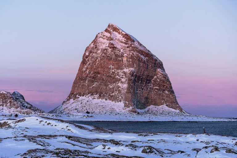 Trænstaven i rødlig vinterlys. Trænstaven på 338 meter kan bare bestiges med tau, men det er mange andre fine turer på Sanna © Arvids Baranovs