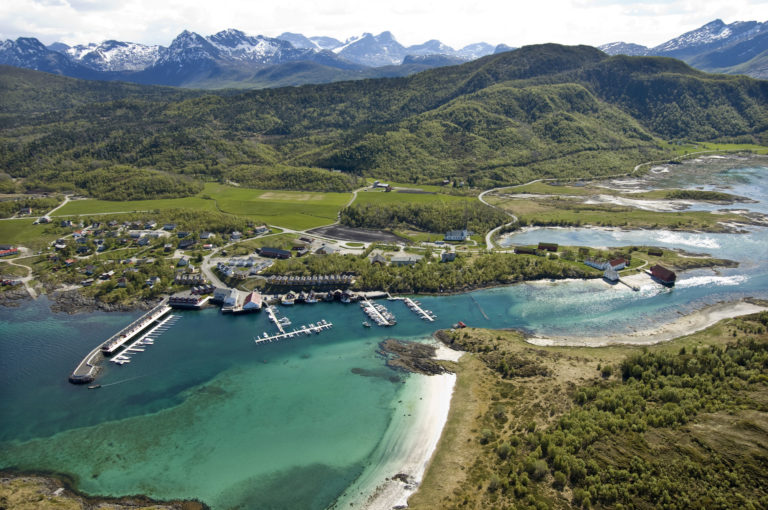 Utsikt over Kjerringøy utenfor Bodø © Ernst Furuhatt