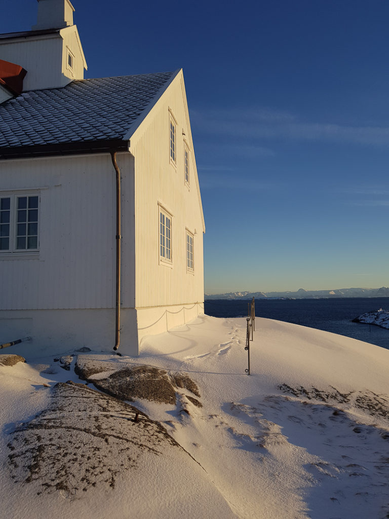 Lav sol og lett puddersnø på Myken fyr © Myken fyr