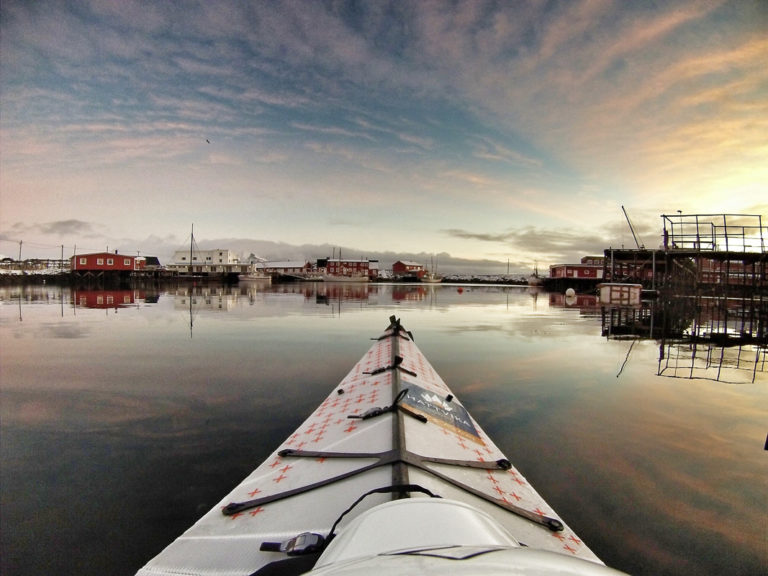 Winter kayaking in wonderful light © Hattvika Lodge