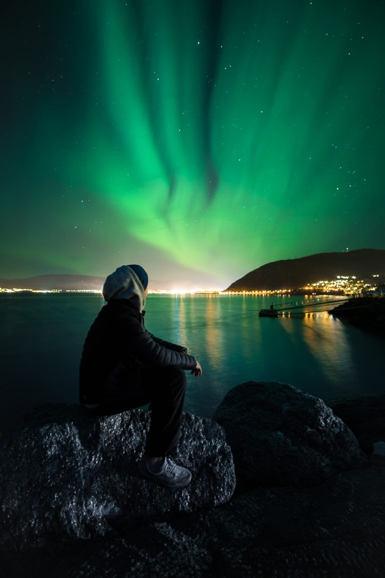 Når du sitter i boblejakke på en stein på Helgeland, dukker nordlyset opp innimellom © Simon Fossheim