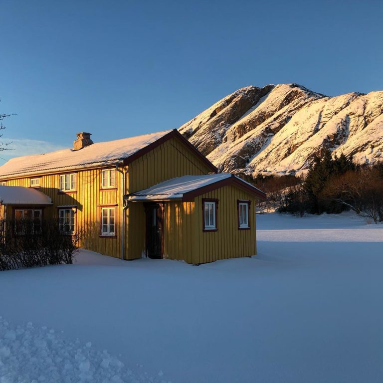 Bolgtinden i lav vintersol © Jeff McLean
