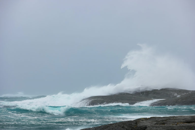 Livet er jo ikke bare blikkstille. Helgeland ligger midt i leia for de atlantiske stormene. Det er bare å holde seg inne, eventuelt gå en tur med godt med klær, på trygg avstand fra bølgene © Chris Martinussen