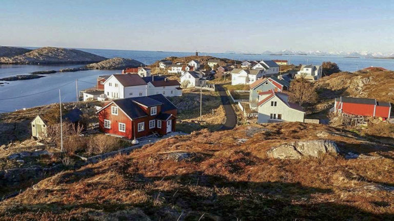 En vakker februardag på Myken er det "abæra" - snøfritt. Vinteren her ute er like ofte brunrød som hvit © Myken fyr