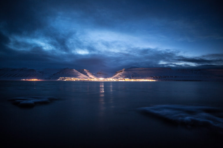 Longyearbyen shimmering on the frozen fjord © Jeppe Kuld
