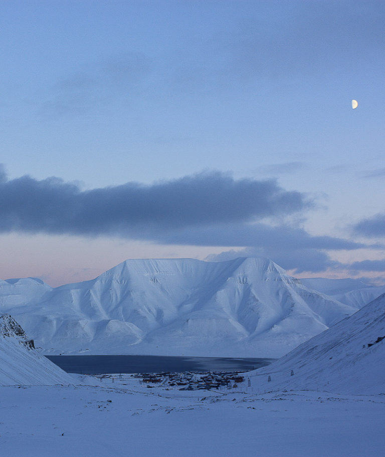 Longyeabyen town seen from the Longyearbreen glacier © Sophie Cordon
