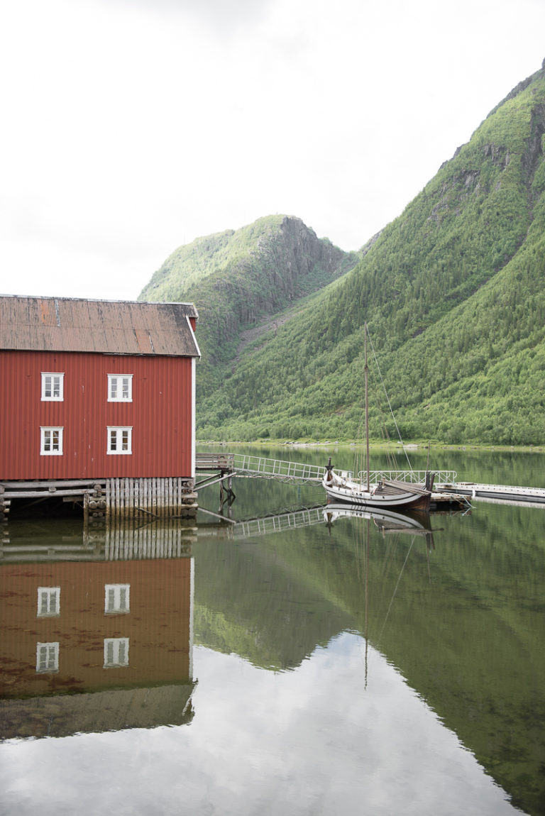 Nordlandsbåt fortøyd i Vefsna © Terje Rakke/Nordic Life