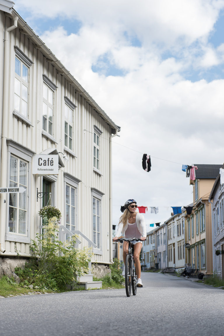 Eneste kjøretøyet i Sjøgato © Terje Rakke/Nordic Life