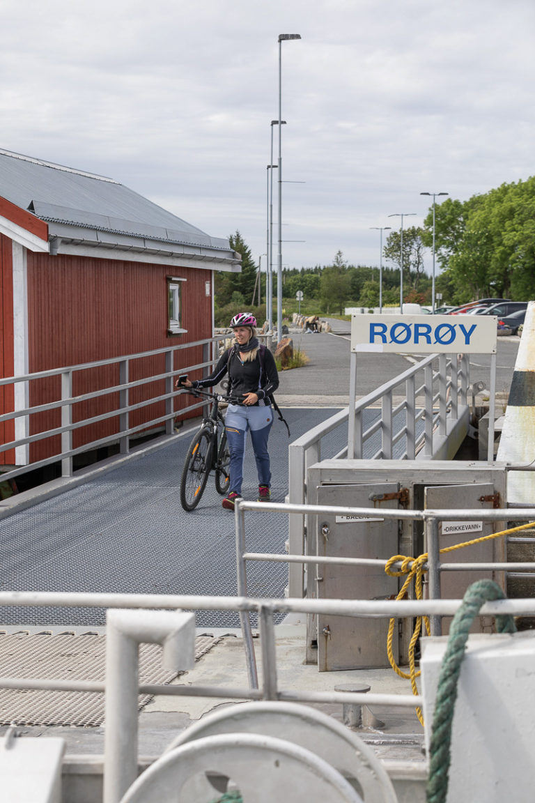 En syklist vil bli med fra Rørøy på Vega © Kathrine Sørgård