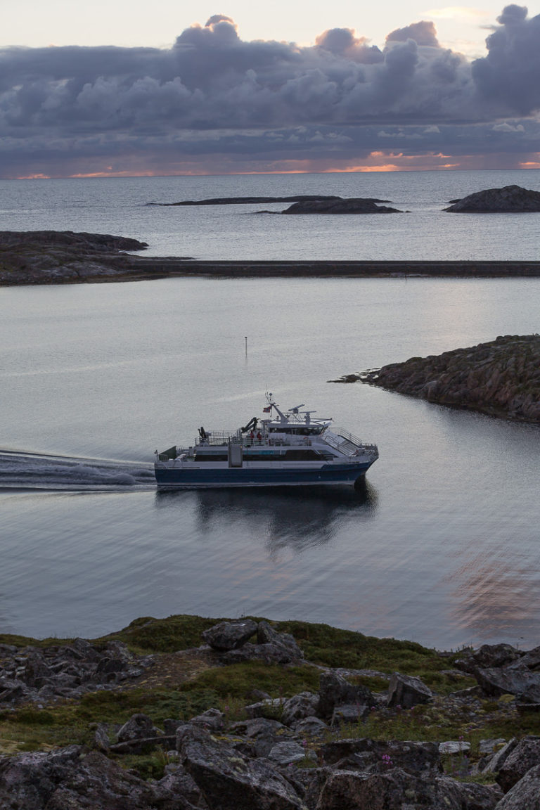 Nordlandsekspressen rir inn i solnedgangen. Sett fra en knaus på Myken, lengst ute i havet © Kathrine Sørgård