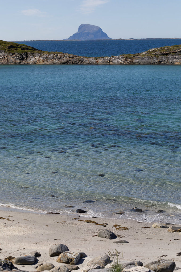 Ikke svøm fra Tomma til Lovund. Reis heller med RIB! © Kathrine Sørgård