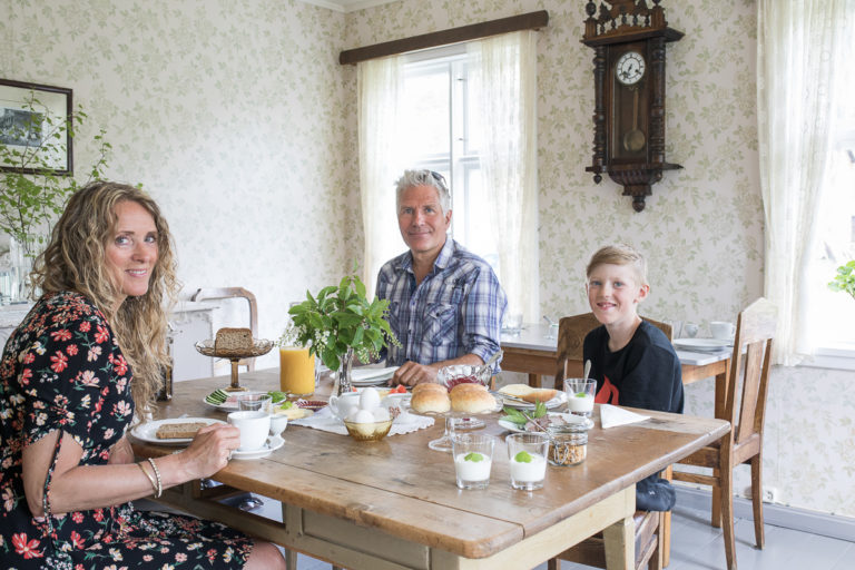 Breakfast at Northern Norway's oldest hotel. Even if some of the guests are very young © Kathrine Sørgård