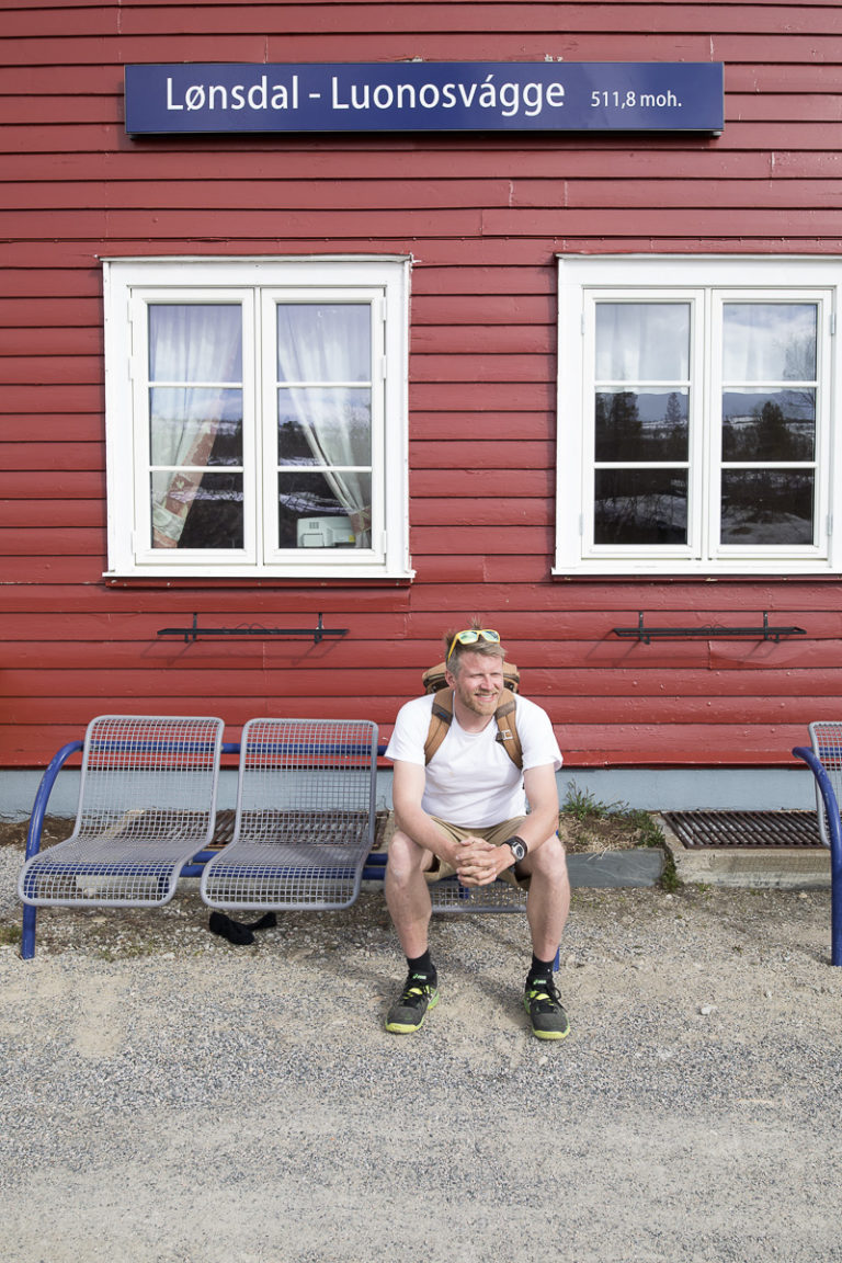 A picturesque, red train station at the northern side of the Saltfjellet range © Kathrine Sørgård