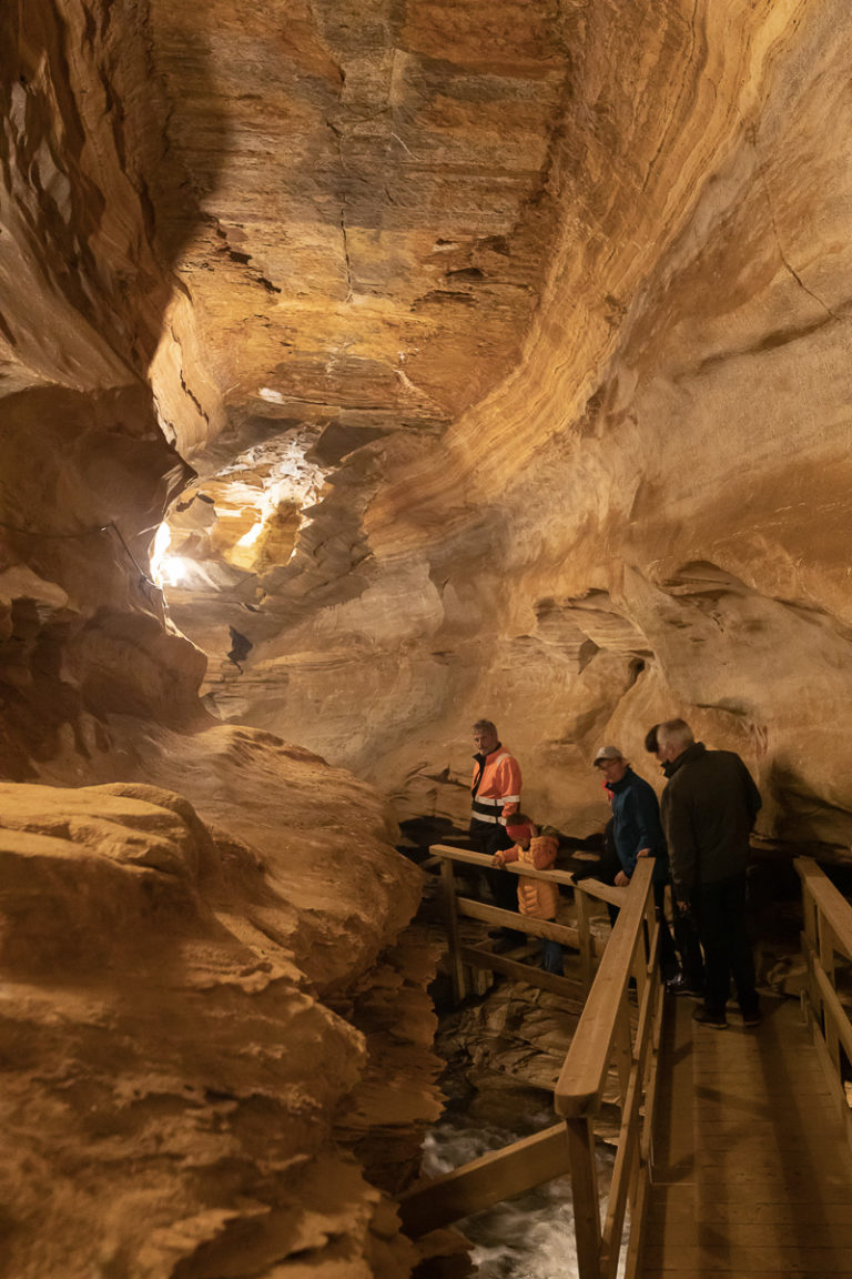 Grønligrotta er en verden av berg, stalaktitter og fosser. Og samtidlig lett å gå i © Kathrine Sørgård 