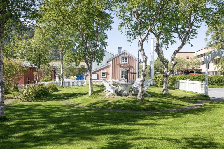 Hotellhagen i renessansestil, med små stier i geometriske mønstre. Bak hagegjerdet starter Sjøgato, den gamle bydelen © Kathrine Sørgård 