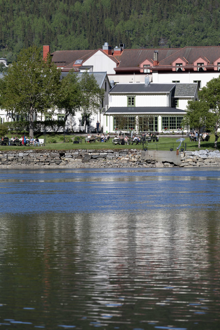 Hotellhagen er stedet for utekaffe på varme dager i Mosjøen © Kathrine Sørgård