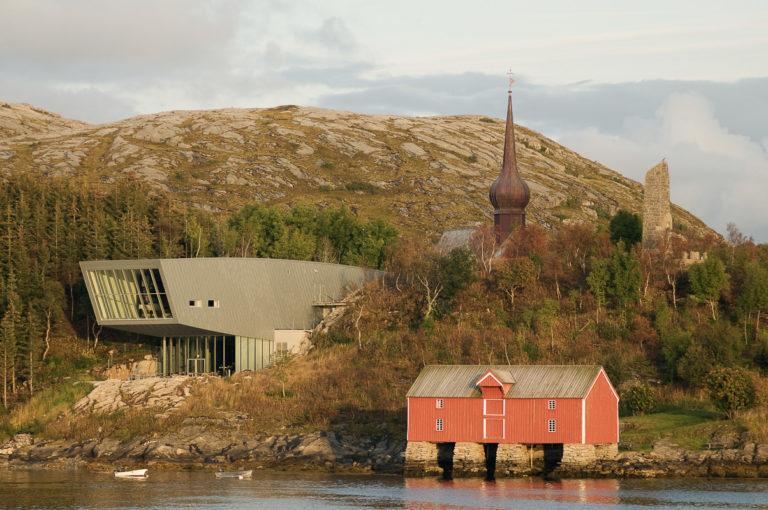 Petter Dass-senteret, løkkuppelen på Alstahaug kirke og Petter Dass-monumentet. Foto: Erlend Haarberg / Visit Helgeland