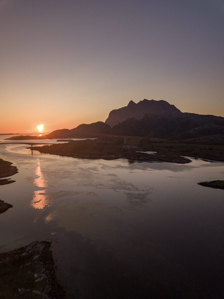 Solnedgang mellom Herøy og Dønna © Katrine Sørgård