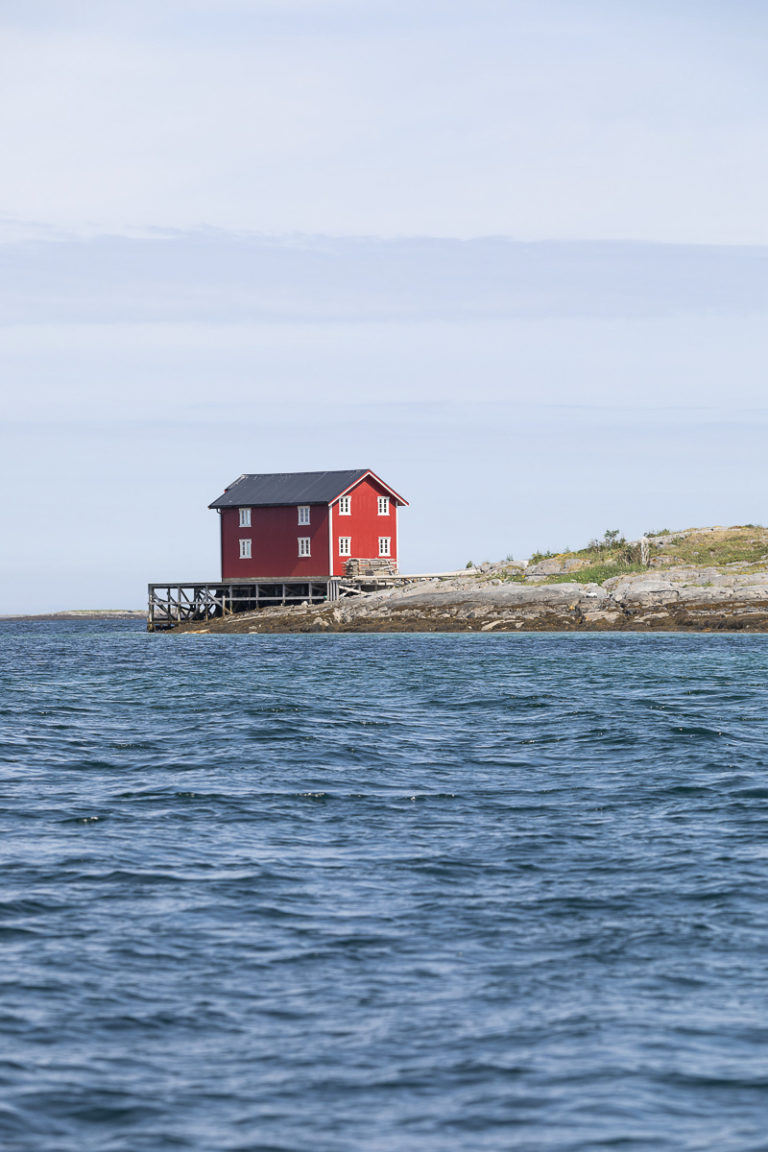 Som et fyrtårn. Sett fra kajakk på tur med Adventure Vega © Kathrine Sørgård