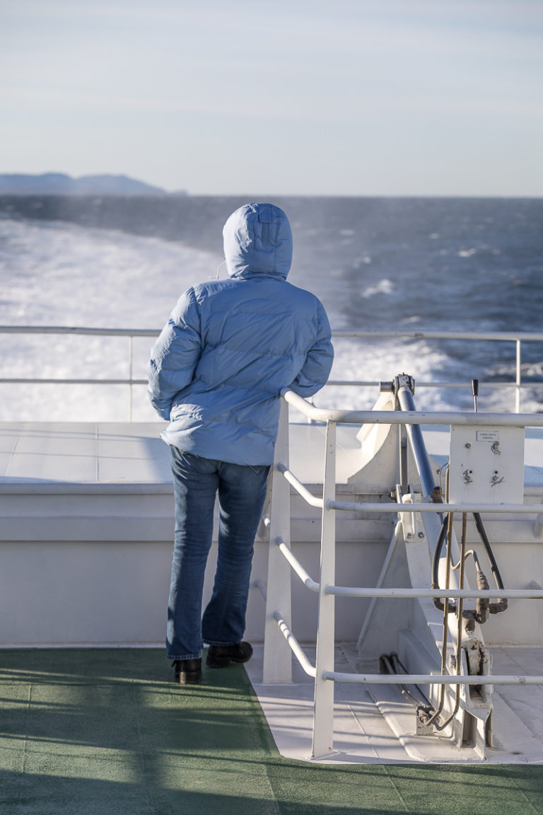På med jakka selv midt på sommeren på hurtigbåten © Katrine Sørgård