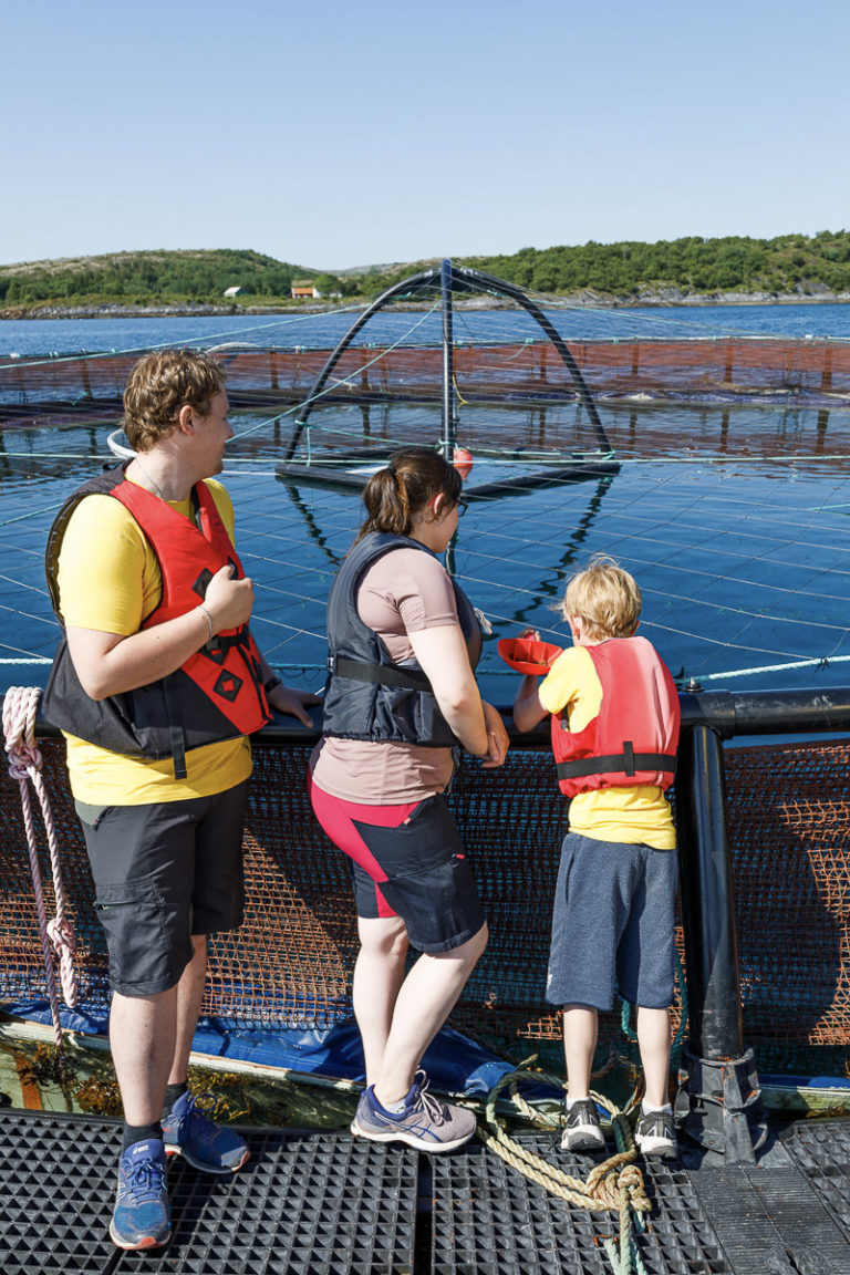 Stas å mate fisken på Norsk Havbrukssenter © Kathrine Sørgård