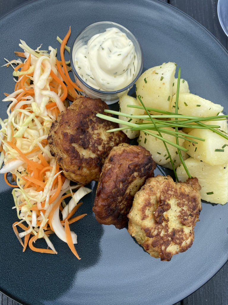 Classical dish! Fish cakes, raw veggies and tatties © Kathrine Sørgård
