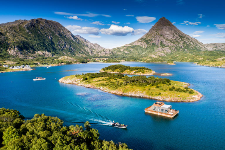 Havhuset ved Tomma utenfor Nesna er for den som søker ly for natten utenom det vanlige @ Hans-Petter Sørensen / Visit Nesna