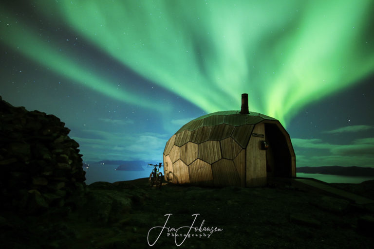 The hut on mount Storfjellet © Jim Johansen