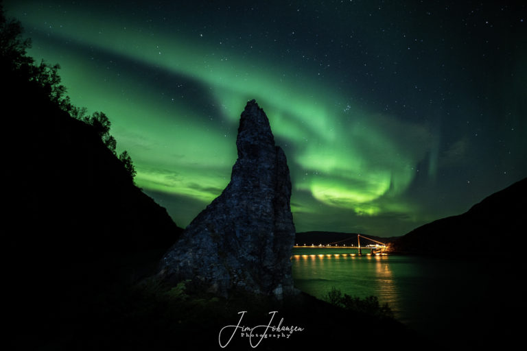 Áhkánjárstábba, eller Stalloen, er en samisk offerstein ved Kvalsundbrua. Kvalsund, som ligger på innsida av Kvaløya, var inntil nylig en egen kommune med sterke, samiske røtter © Jim Johansen