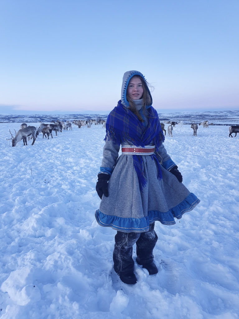 Datter Biret Helene stiller med selvsydd gákti (kofte) © Marit Helene Eira