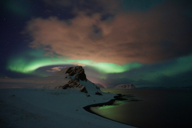 Nordlys over arktiske kyster på Magerøya ©www.71-nord.no