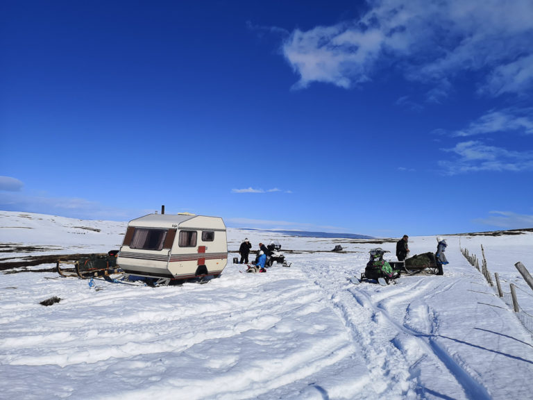 Stopp midt på dagen i råtten vårsnø, og tid for en hvil i gompien, en campingvogn med meier © Marit Helene Eira