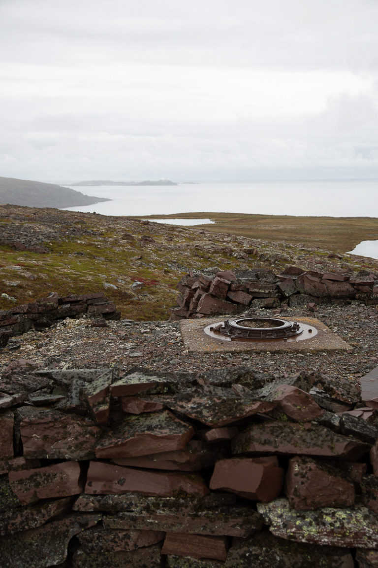 Kibergnesset med Vardø helt i bakgrunnen. Kibergneset (uttalt -nesset nordpå) kan utforskes med utgangspunkt i et kart som står slått opp på Partisanmuseet. Se opp for piggtråd og hull i bakken, og unngå de mørkeste hulene, man er aldri sikker på at minerydderne etter krigen fikk med seg alt © William Copeland