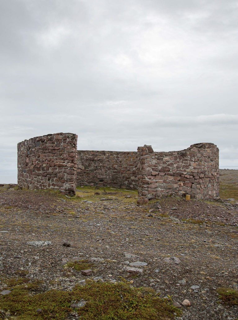 Murverk på Kibergneset, uttalt Kibergnesset lokalt, som er det norske fastlands østligste punkt. Neset er også omtalt som Østkapp © William Copeland