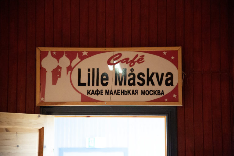 "Lille Moskva" ble Kiberg kalt før og etter krigen. Navnet er uttrykk for god nabokskapsdialog på tvers av landegrenser i nord i uminnelige tider. Museumskafeen er ikke redd for å ta det gamle utnavnet i bruk © William Copeland