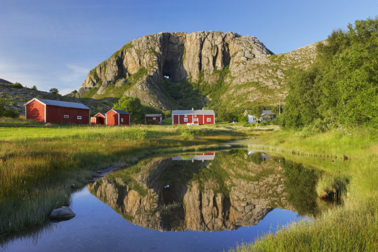 Nordlandshus under the Torghatten mountain, close to Brønnøysund. Photo: Bård Løken / nordnorge.dev09.dekodes.no