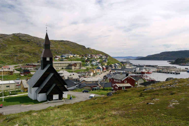 Oversikt over Havøysund med sin kirke fra 1960, tegnet av Espen Poulsson © Bjarne Riesto riesto.no /www.nordnorge.com