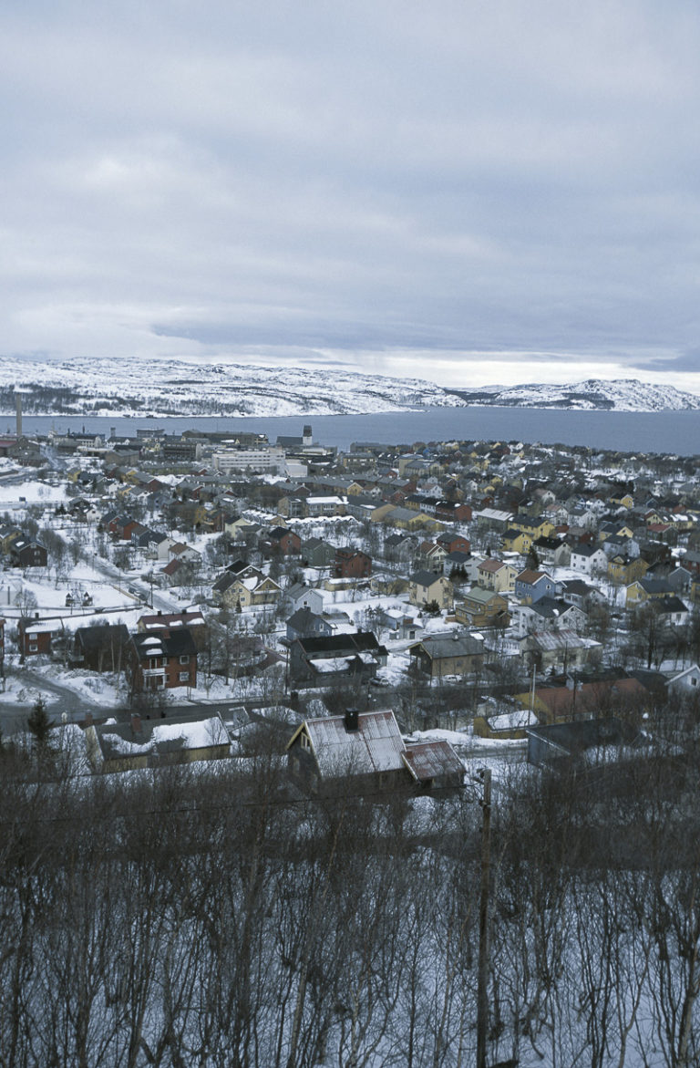 UItsikt over Kirkenes, med rettlinjede gater og fargerike gjenreisningshus © Terje Rakke/Nordic Life