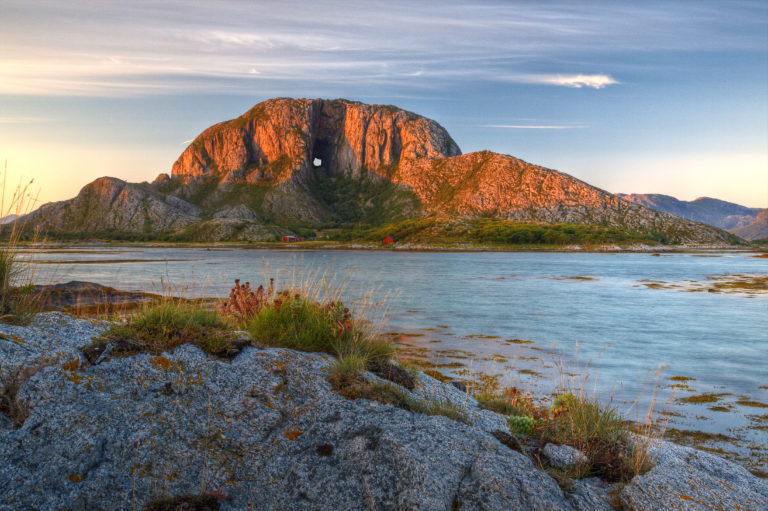 Mount Torghatten with its hole, seen from the south © Ronny Lien