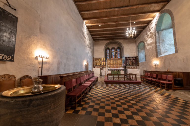 Blikk inn i koret på Trondenes kirke © Dag Roland