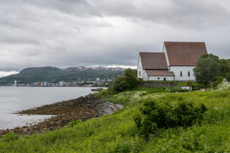 Trondenes kirke sett fra nord inn mot Harstad © Dag Roland