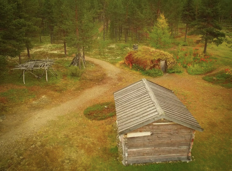 På museumsområdet finnes en merket sti til 4000 år gamle fangstgroper brukt til villreinfangst. De utgjør noen få av flere hundre i en kjede @RDM-SVD