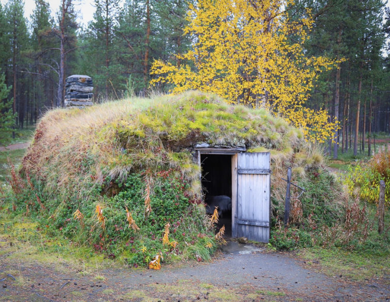 Sparrolavdnjegoahti in the open air museum in the autumn. This was a permanent dwelling ©RDM-SVD